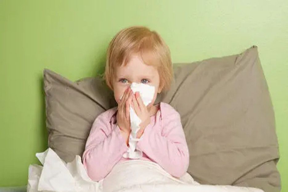小孩子发烧不退烧怎么办;儿童发热不退烧，家长应如何应对